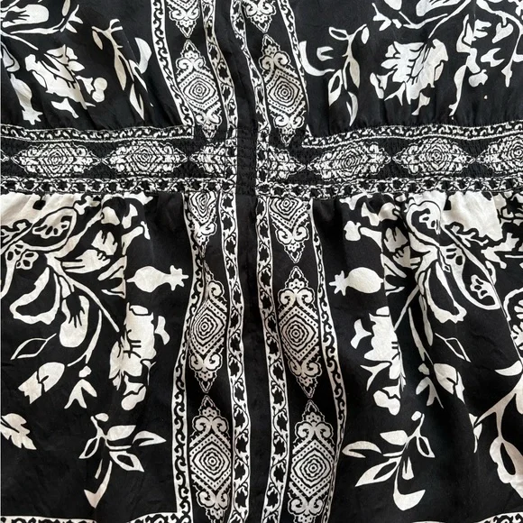 White House Black Market 100% silk black floral paisley top w/ tie neck, sz M - Picture 4 of 7